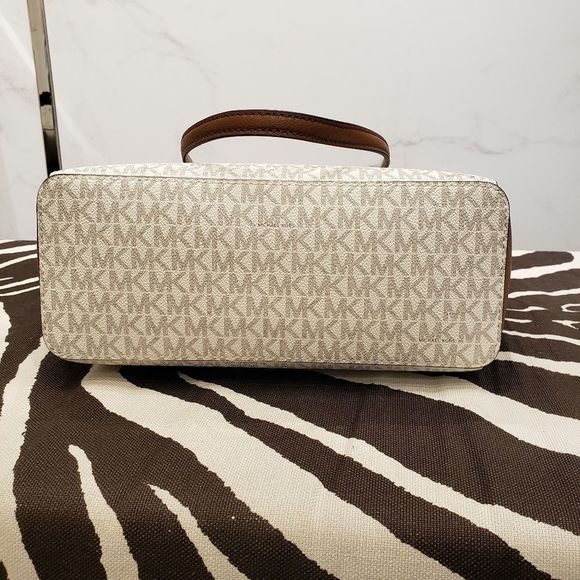 Michael Kors Charlotte Large Tote Set - Picture 5 of 10